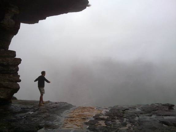 Local onde o rio cai para formar os 380 metros da Cachoeira da Fumaça, próximo à vila do Capão, na Chapada Diamantina - BA